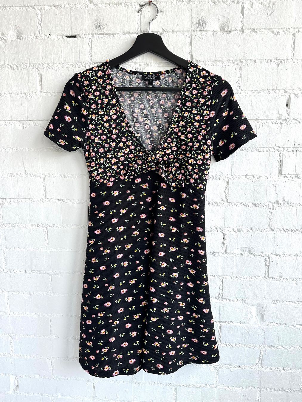 Topshop Kleider: Schwarzes Kleid mit Blumenmuster von Topshop – Gebraucht aus Bern von Fraeuleinhonig