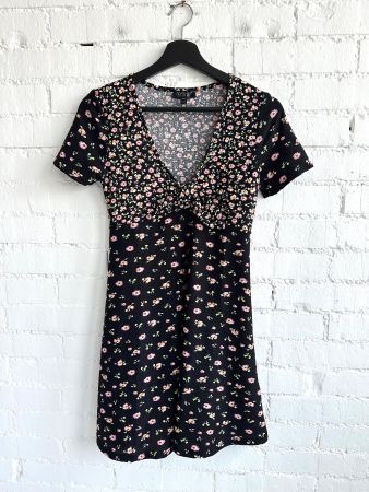 Schwarzes Kleid mit Blumenmuster von Topshop