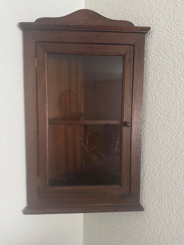 Vitrinen: Kleine Eckvitrine – Gebraucht aus Dübendorf von aur_wm8b