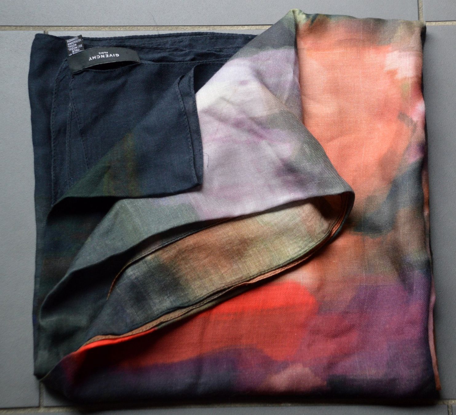 Givenchy Foulard & Sciarpe: Schal Givenchy châle – Nuovo e nell'imballaggio originale da Collonges venduto da arashee 3
