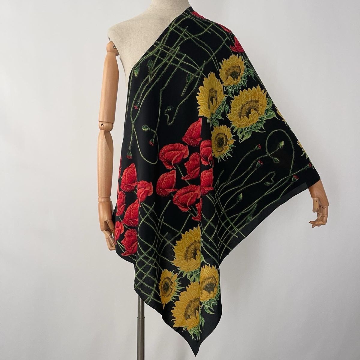Fabric Frontline Foulard & Sciarpe: FABRIC FRONTLINE Silk Scarf – Nuovo (secondo la descrizione) da Emmen venduto da Avviivva_Com2023