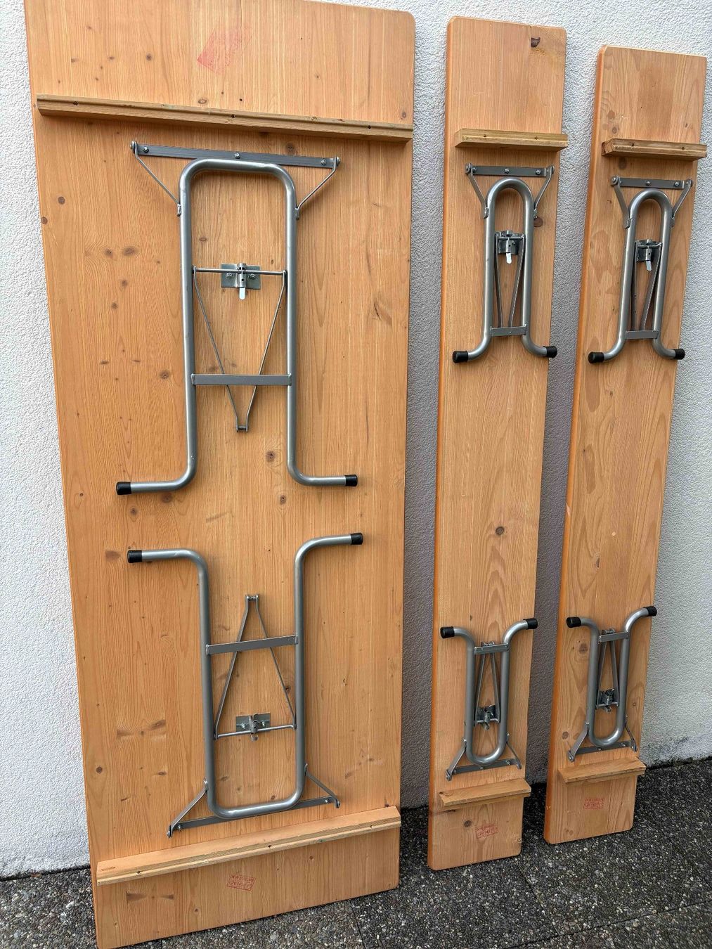 Set de table et chaises: Festbankgarnitur, Holz , mit Rohrgestell – D'occasion à Olten par Daddy54 2