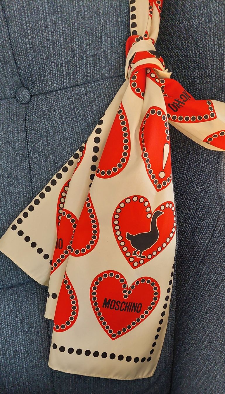Foulards, Tücher & Schals: Stilvoller Schal im Moschino-Design – Gebraucht aus Schaffhausen von Robuco_93