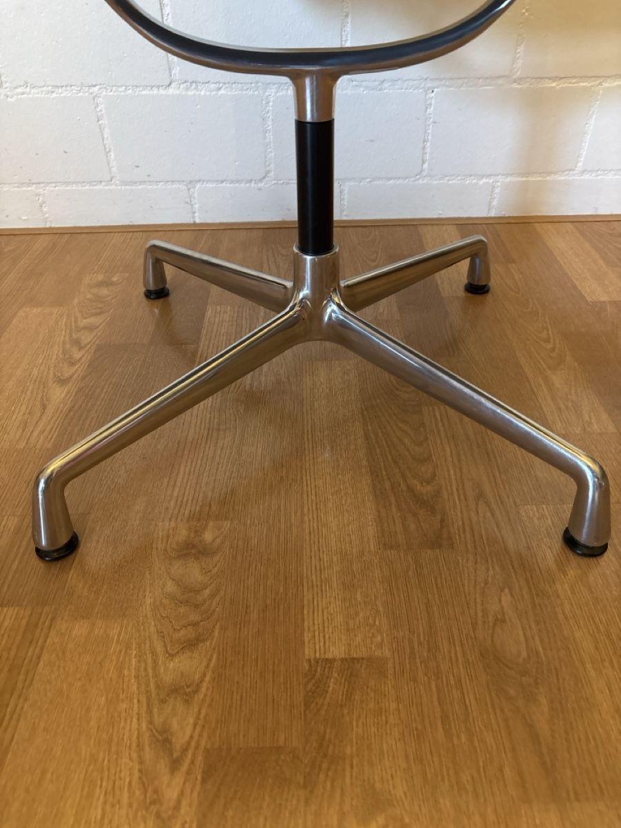 Vitra Chaises: Vitra Eames Alu Chair Hopsack Stoff hellblau – D'occasion à Basel par magnummarine 2