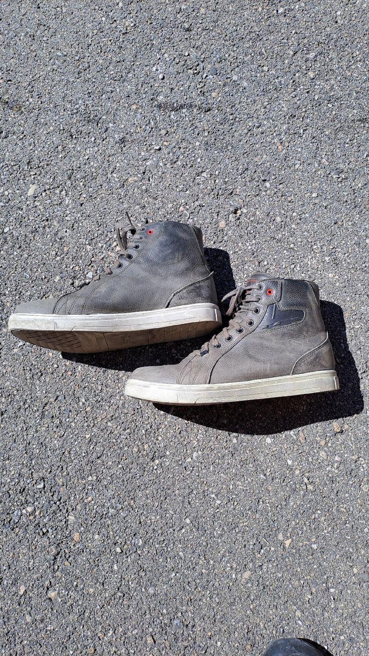 Scarpe da uomo: Chaussures de moto taille 43 – Usato da La Chaux-de-Fonds venduto da modivany