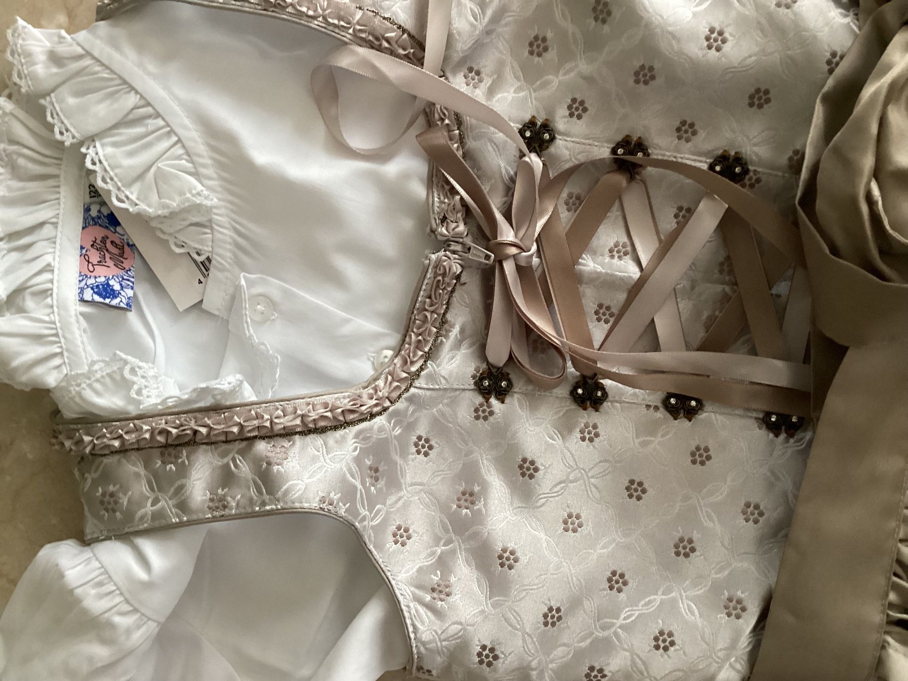 Vestiti & Gonne: Girls Dirndl inkl Bluse – Nuovo (secondo la descrizione) da Flüelen venduto da ne08 1