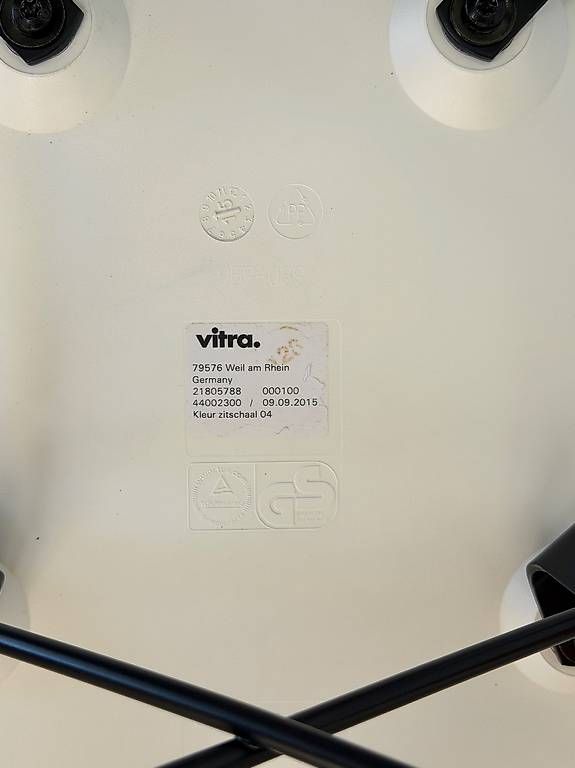 Vitra Sedie: Chaise / Stuhl Vitra Eames Plastic Side Chair DSW – Usato da Savièse venduto da KITATORI.ch 3