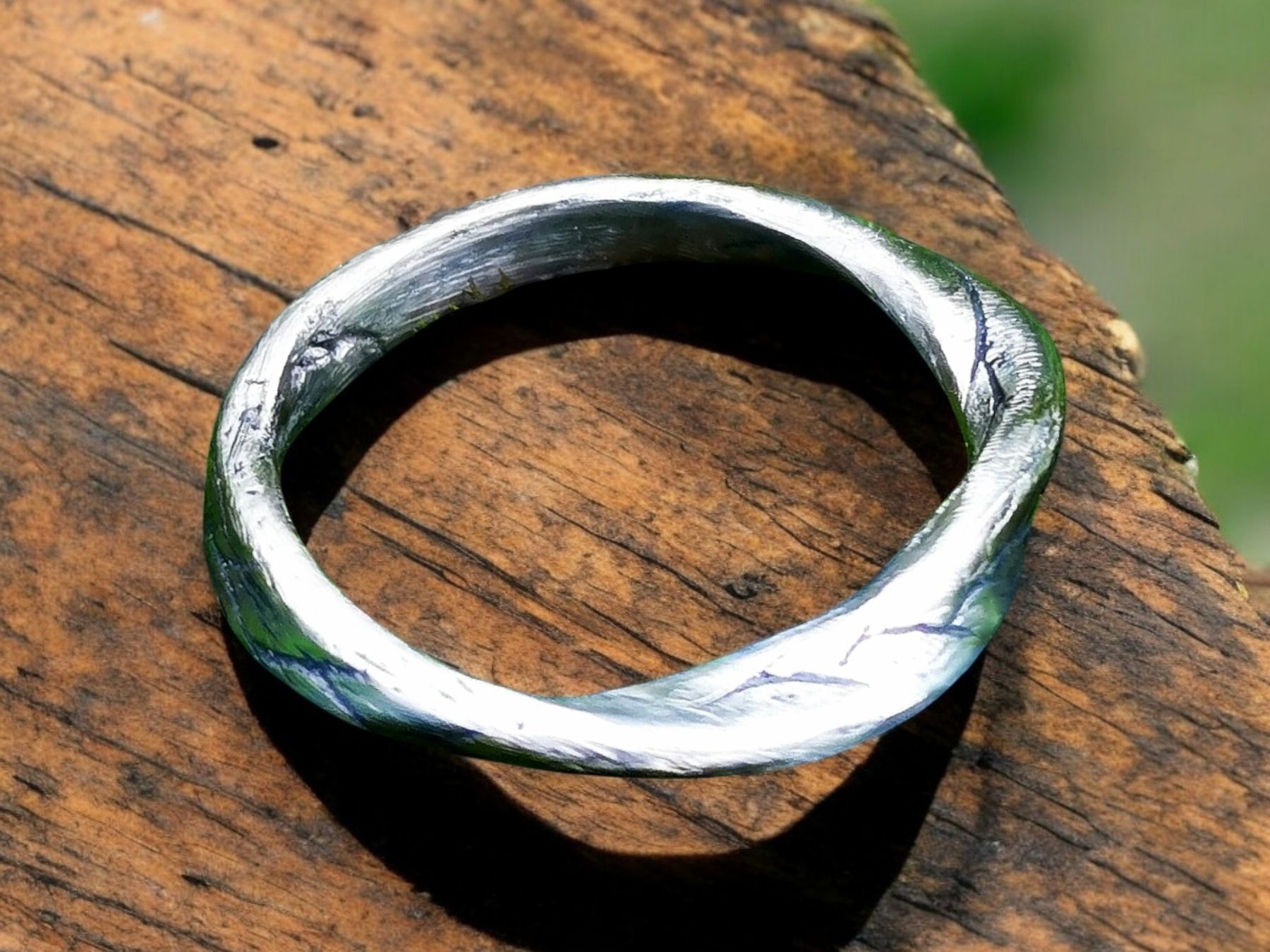 Ringe: Handgemachter Stahlring,  gedreht & geschnitzt, Gr. 61 – Neu und originalverpackt aus Aarau von Schmuckhoehle_MD 1