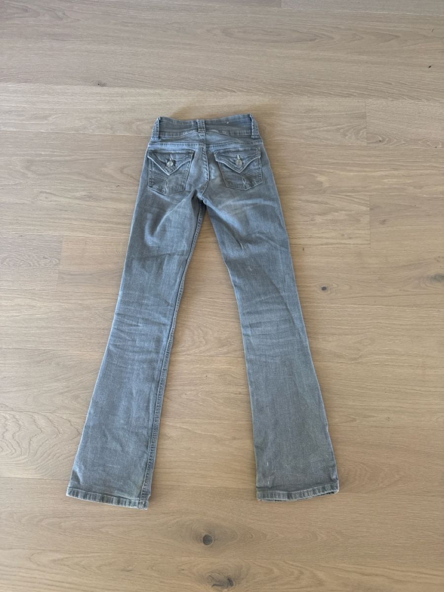 Bershka Pantalons: Graue Flared jeans  – D'occasion à Uster par Cassy83 1