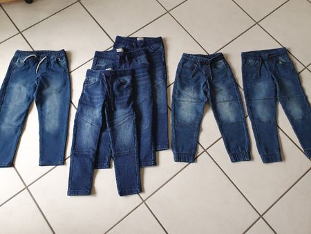 Jeanshosen u. Jogginghosen Jungen Gr. 122/128, 13 Teile