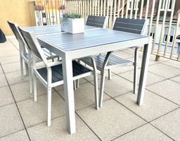 Tisch und 4 Armlehnstühle außen