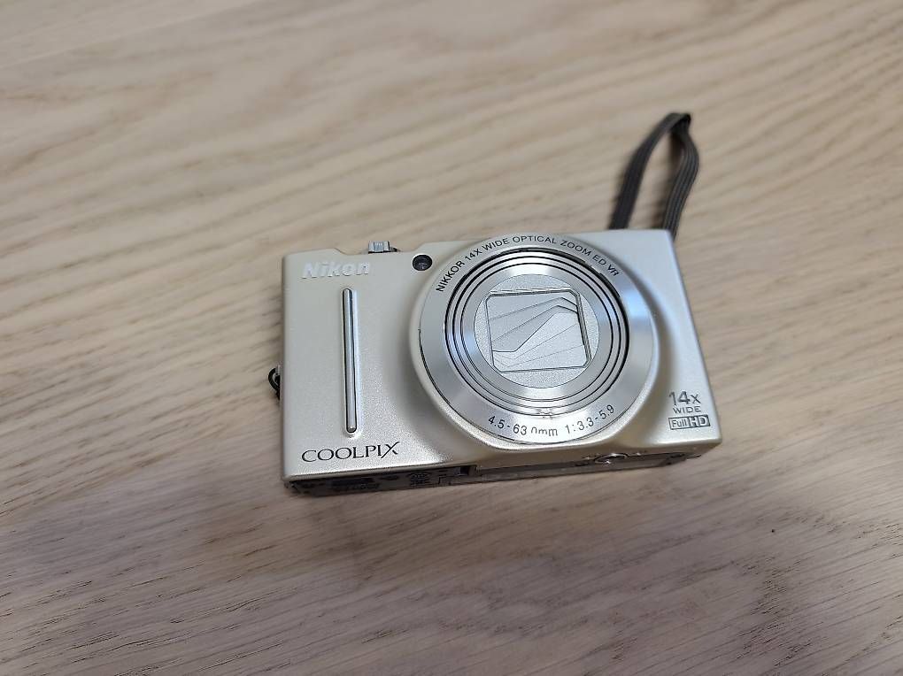 Nikon Kamera: Nikon COOLPIX S8200 Kamera silber – Gebraucht aus Zürich von Unterstop 1