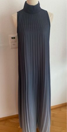 Hallhuber Maxikleid mit Plissee-Falten, Grau-Weiss