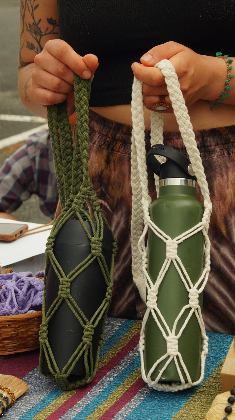 Borse: Handgemachte Makramee Trinkflaschenhalterung Boho – Nuovo e nell'imballaggio originale da Tafers venduto da JP911
