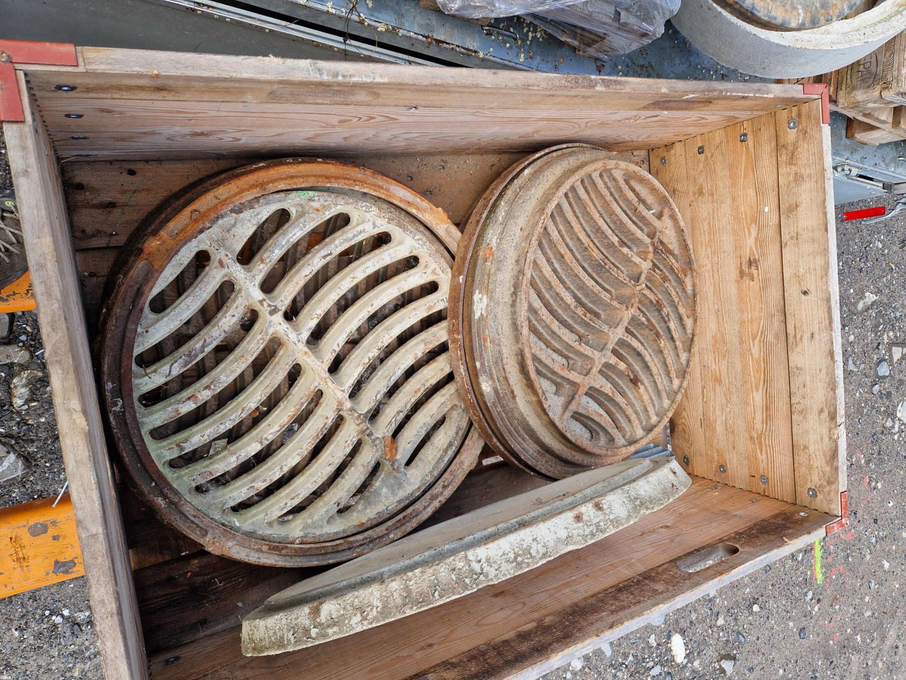 Gitter & Roste: Schachtdeckel – Gebraucht aus Aeschi b. Spiez von GH3703