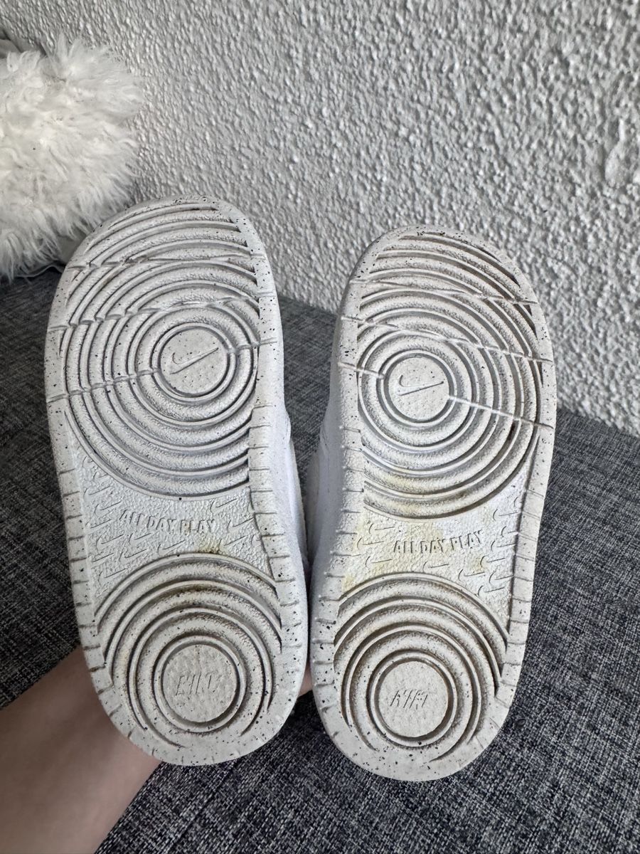 Nike Scarpe per ragazzi: Nike Kinder Turnschuhe weiss Grösse 25 – Usato da Adliswil venduto da Bellezza06 3