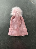 Süsse, rosa Wintermütze mit Bommel