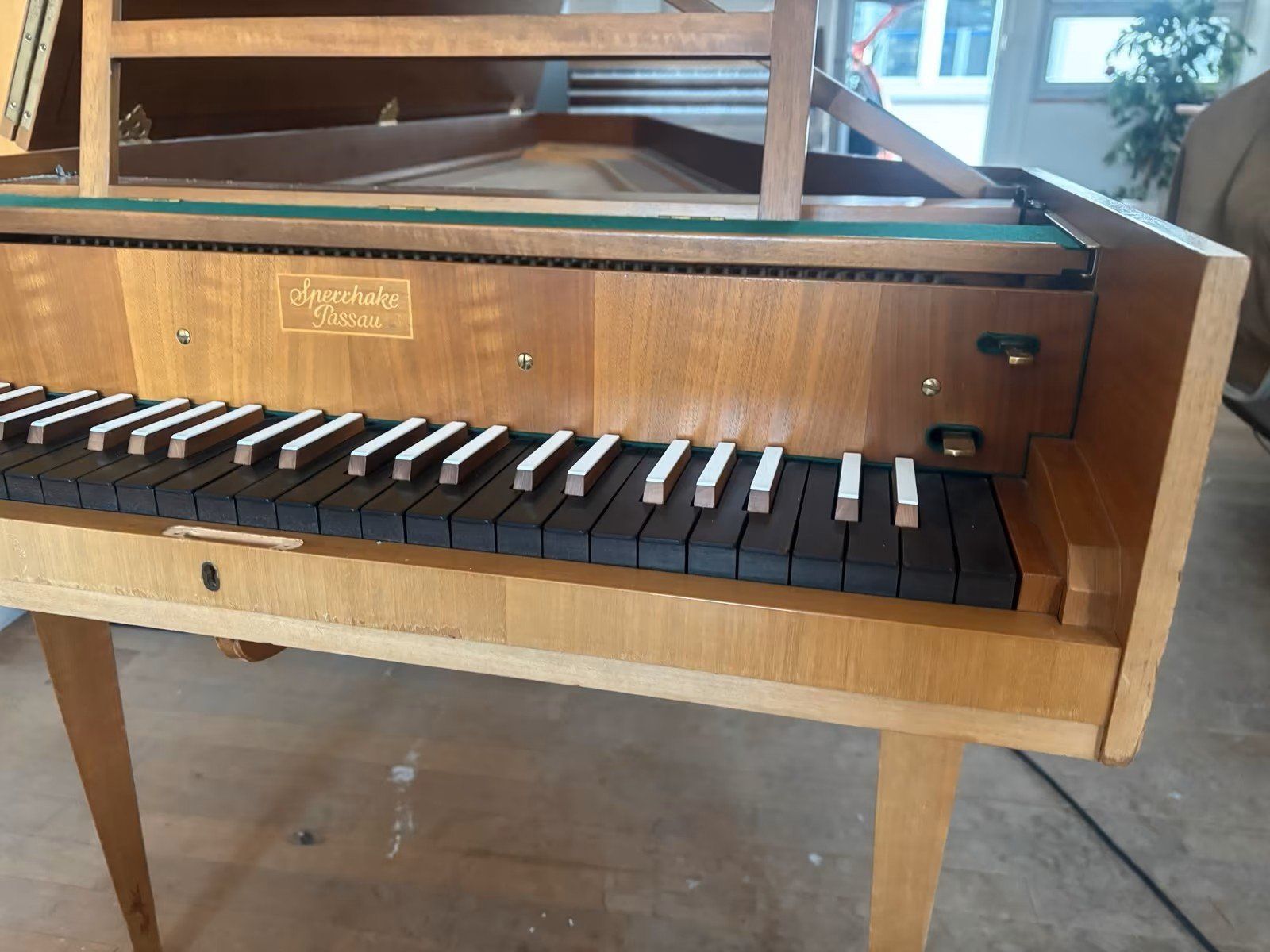 Strumenti musicali: Cembalo Sperrhake Passau . 1-manualig – Usato da Wald ZH venduto da Daabo 2