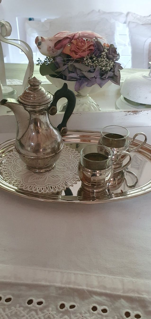 Set di piatti: kleines silbernes Tablett mit Kaffeekännchen und 2 Tässchen – Nuovo (secondo la descrizione) da Hittnau venduto da Gamoe
