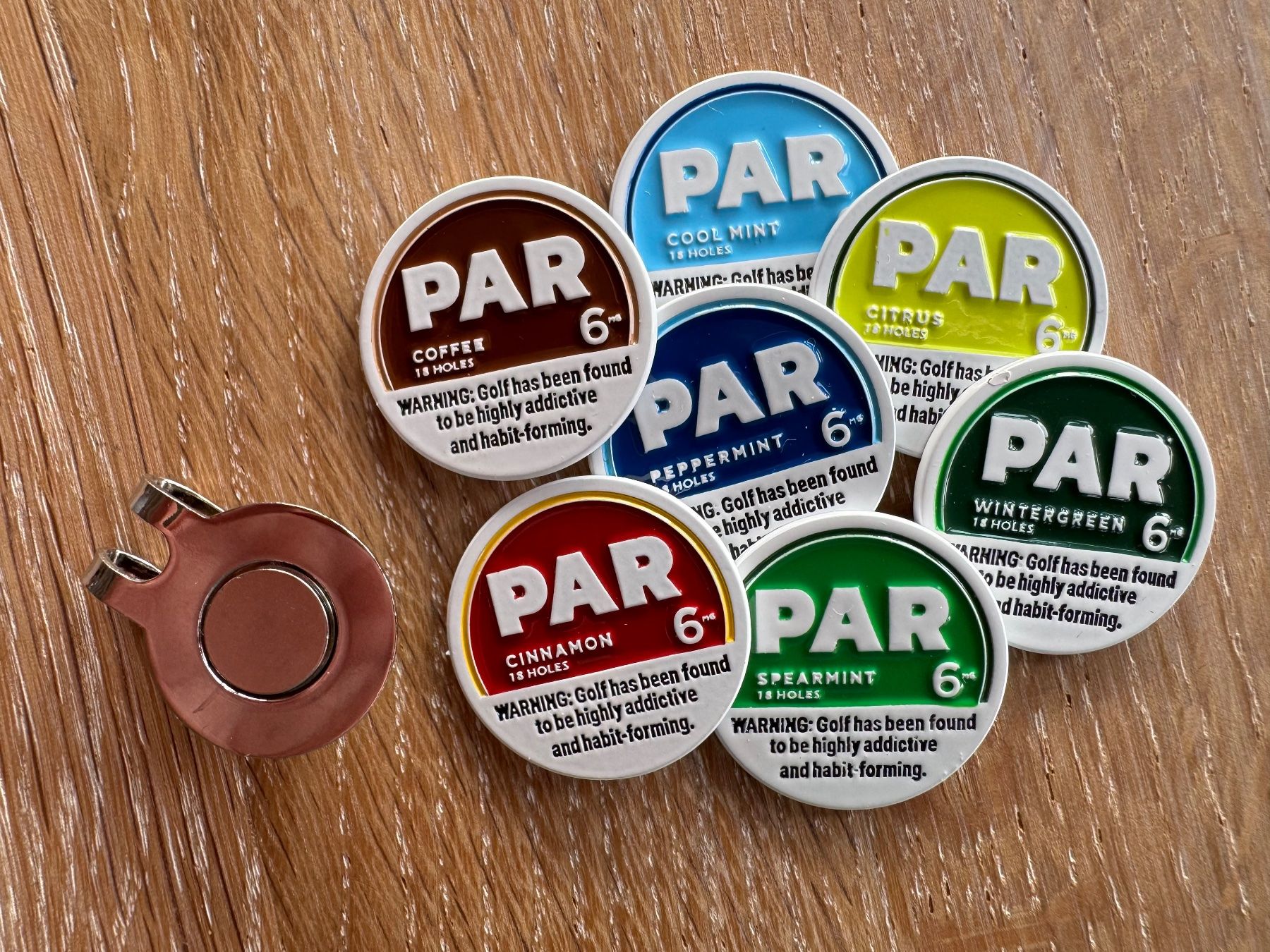 Mazze & Set: Golf Ballmarker Set, 7 Stück mit Hutclip – Nuovo e nell'imballaggio originale da Cham venduto da cableguy76 1