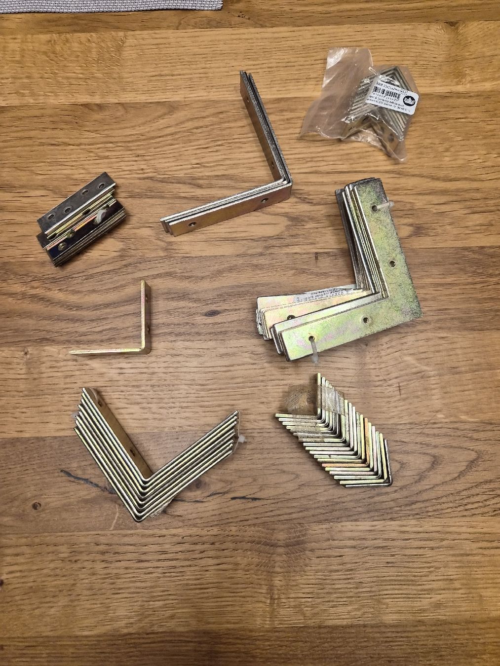 Eisenwaren: Lot d'équerres de fixation - Bricolage – Neu (gemäss Beschreibung) aus La Joux FR von car_ck96