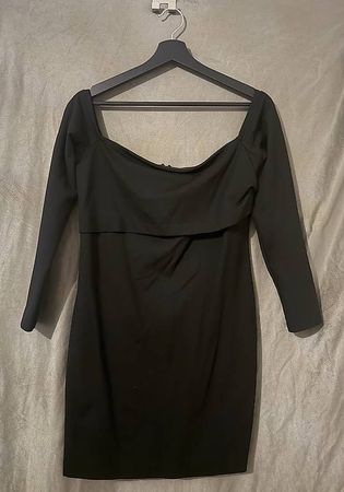 Schwarzes Figurbetontes Kleid mit Off-Shoulder Ausschnitt