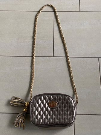 Tasche in Silber mit Goldapplikationen