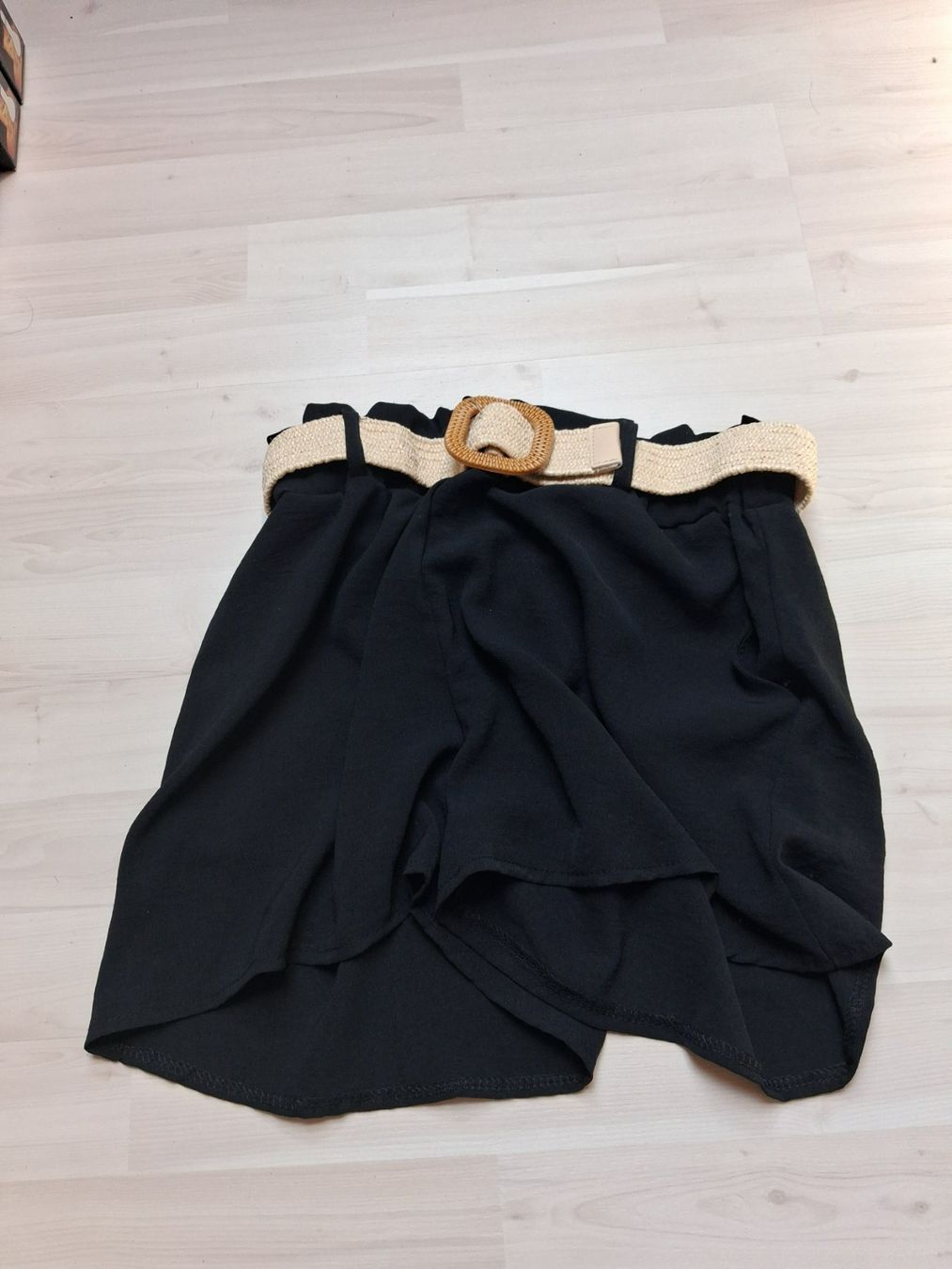 Pantalons: SCHWARZE SHORTS MIT GÜRTEL S – Neuf (Voir description) à langnau par Santos1411