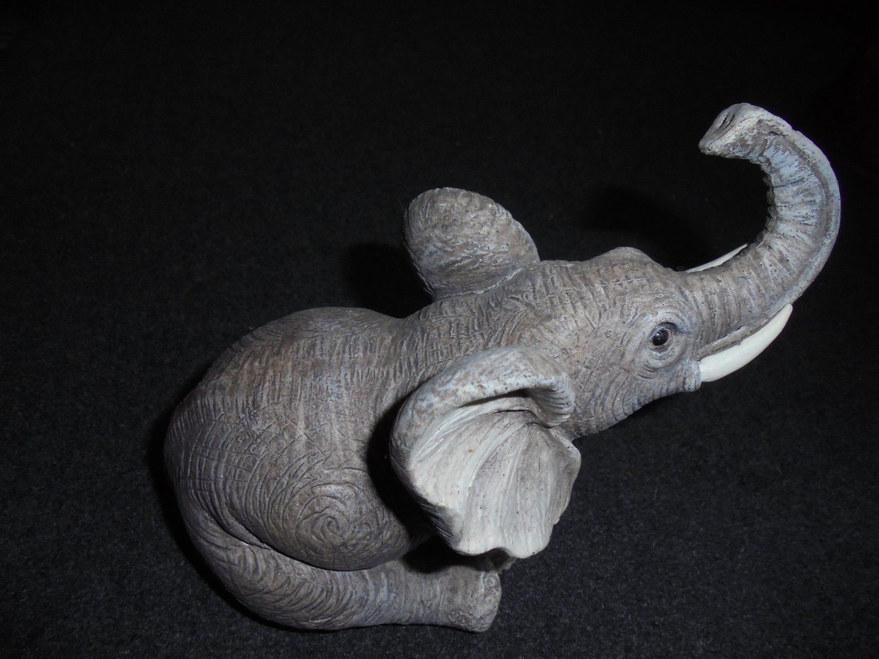 Figuren: 2x Elefant sitzender und stehender – Gebraucht aus Rüschegg-Heubach von Ofen111