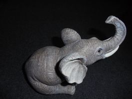 2x Elefant sitzender und stehender