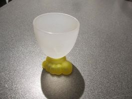 Eierbecher mit gelbem Fuss, Kunststoff