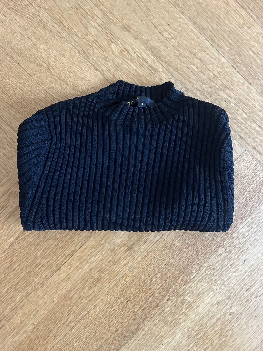 T-shirt: Maje Strickshirt Schwarz Gr. 1 Gerippter Feinstrick – Usato da Zürich venduto da bretxo 6
