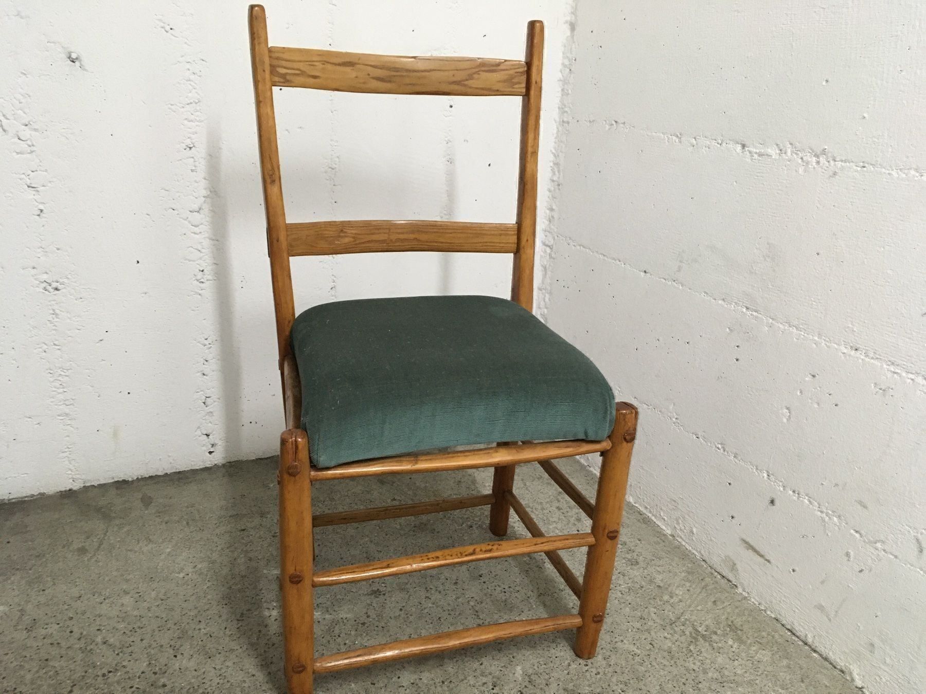 Stühle: Chaise ancienne en bois – Gebraucht aus Vernier von Leandro055