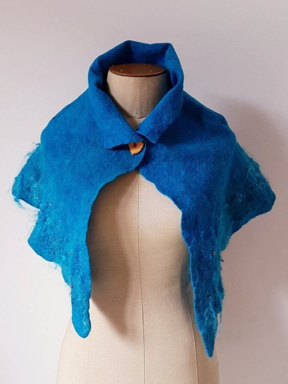 Altro in  Abbigliamento & Accessori: Petite cape faite à la main neuve – Nuovo (secondo la descrizione) da Goumoens-le-Jux venduto da Zazu18 1