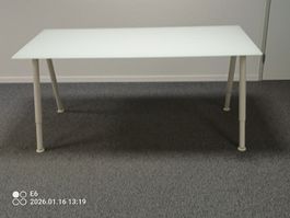 Weisser Glastisch aus dem Fachgeschaeft
