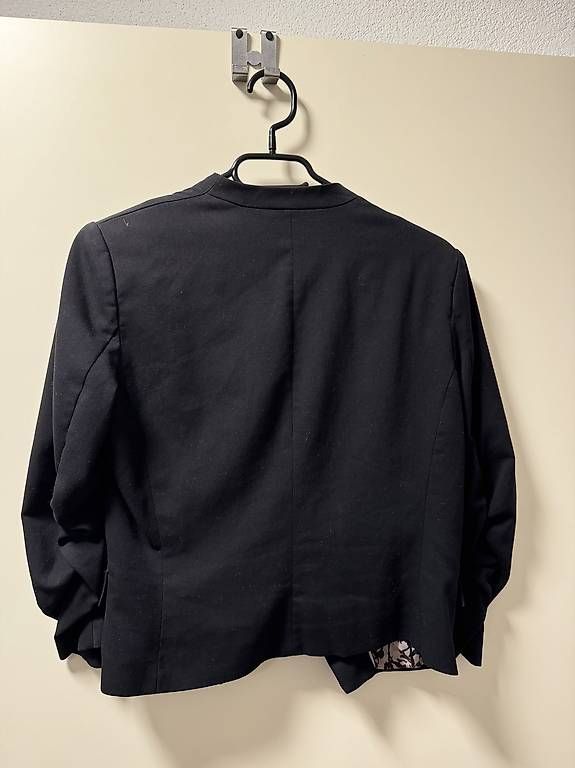 H&M Giacche: Schwarzer H&M Blazer Gr. 40 mit Blumenfutter, elegant – Usato da Zürich venduto da cha_7n8s 3