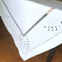 Ancienne nappe carrée brodée, 95 x 100 cm