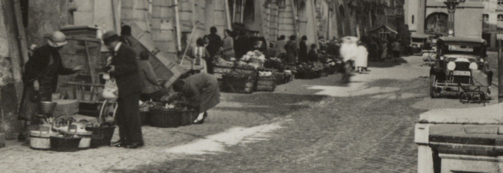 Cartoline postali: Bern Kramgasse Markt Oldtimer 1951 – Usato da Kirchberg BE venduto da Mgh
