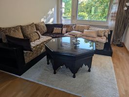 Traditionelles marokkanisches Wohnzimmer/ Couchtisch