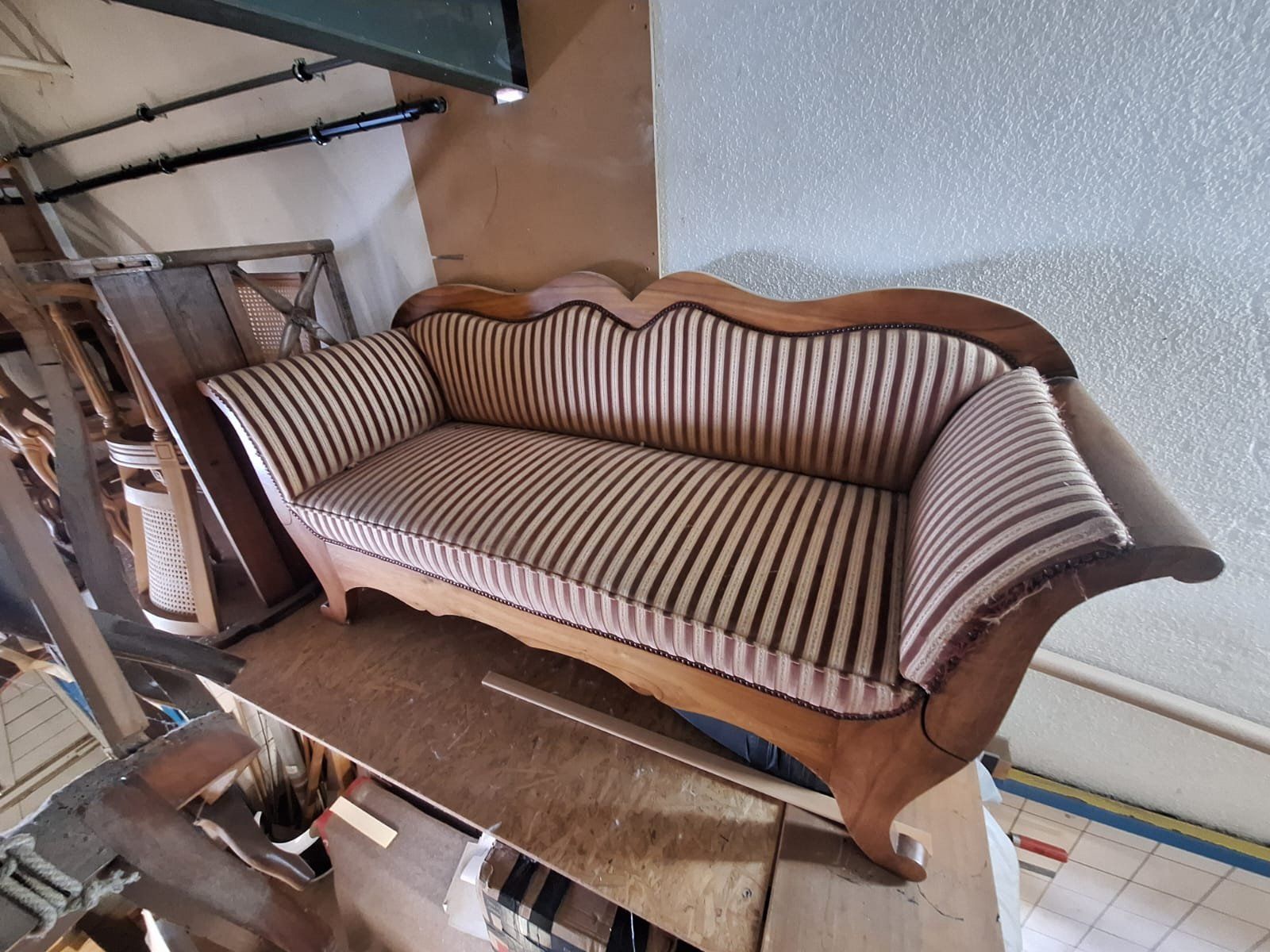 Divani: Biedermeiersofa gepolstert – Usato da Luzern venduto da Sainte-Victoire