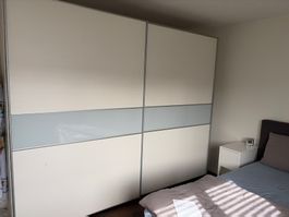 Pfister Schwebetürenschrank beige mit Glas