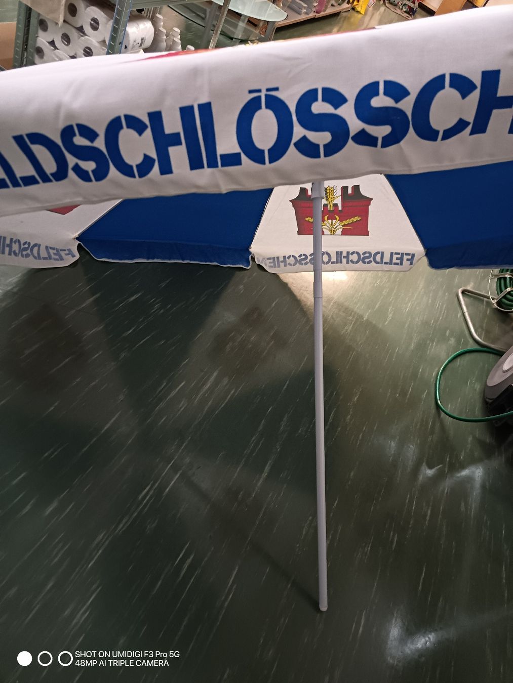 Feldschlösschen Ombrelloni: Sonnenschirm mit Wappen Feldschlösschen  – Nuovo (secondo la descrizione) da Aarwangen venduto da to-hirschi 5
