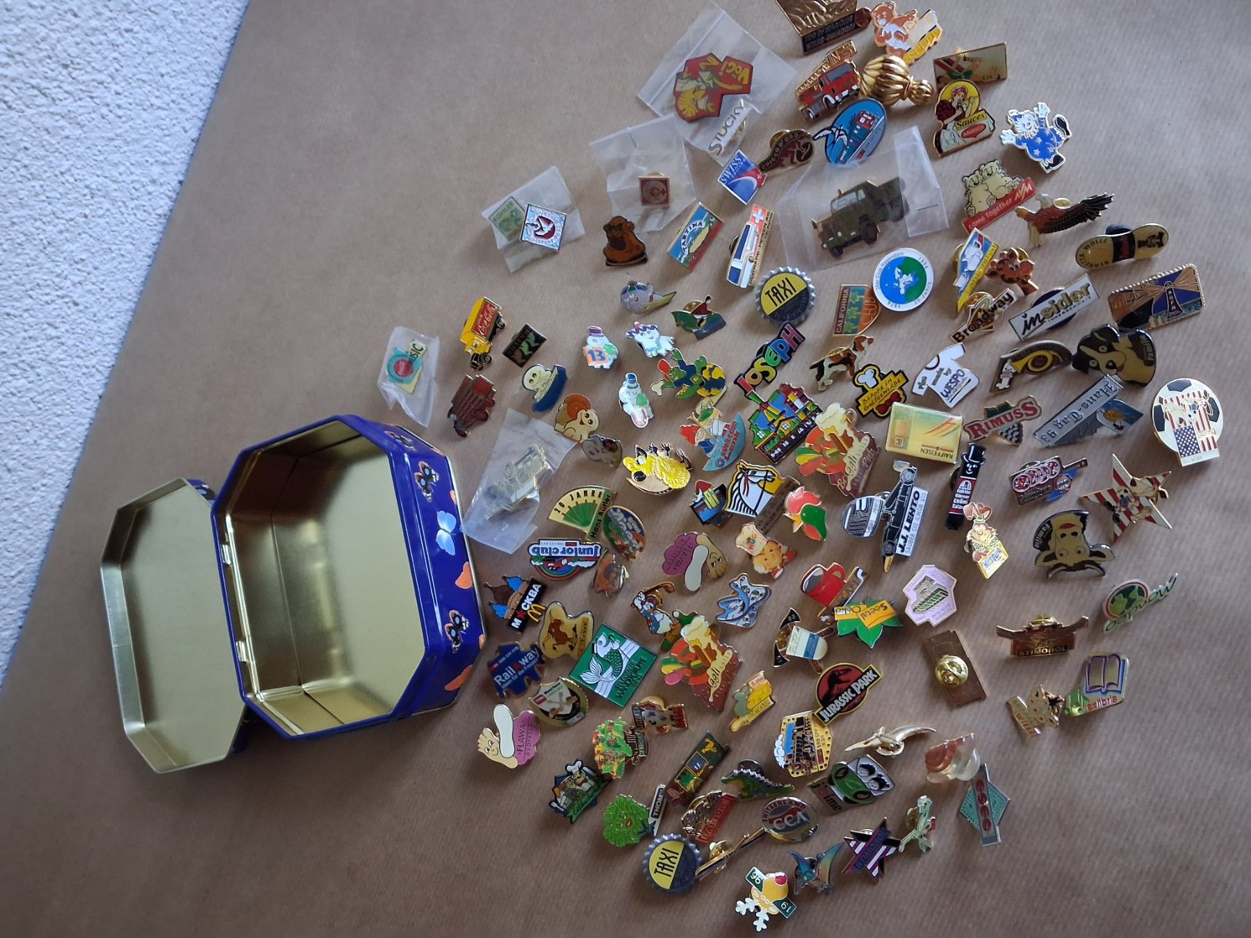 Placchette & Badge: b/ 100+ Pins mit Verschluss. Gemäss Bildern – Usato da Hagendorn venduto da siwasi3 1