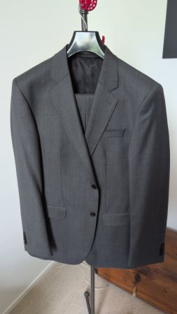 Grauer Anzug mit Hose von Mishumo, Neu