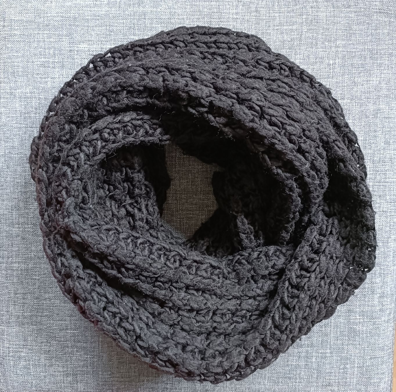 Foulards, Tücher & Schals: Écharpe noir – Gebraucht aus Vétroz von cin_2rdg