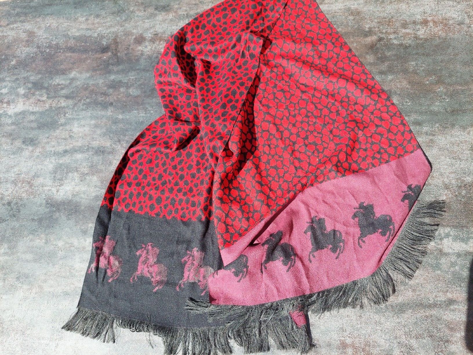 Foulard & Sciarpe: Stylischer, kuscheliger Schal mit Muster – Usato da Brunnen venduto da Livianda 1