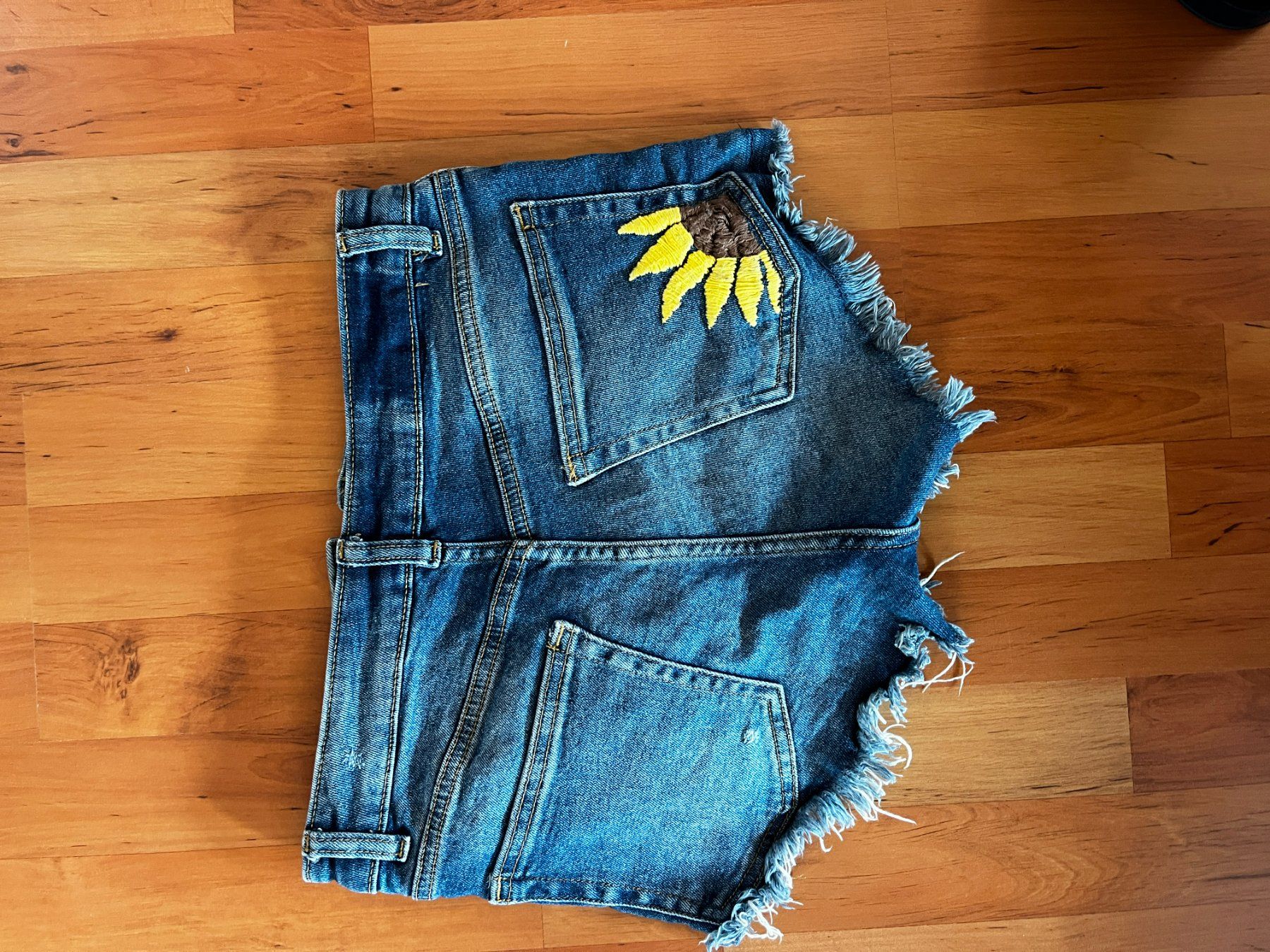 Hosen: Jeansshorts Sonnenblume – Gebraucht aus Seuzach von anina.k 1