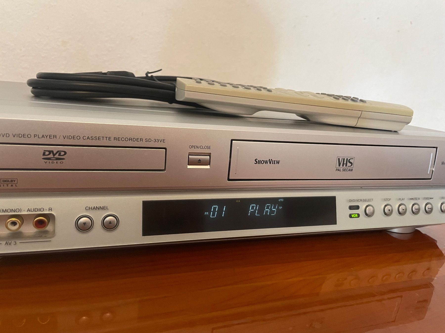 Toshiba Aufnahmegeräte: Toshiba SD-33VE VHS / DVD Kombination Mit FB – Gebraucht aus Zürich von  1