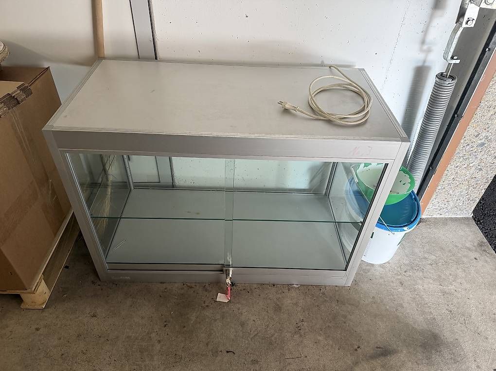 Vitrinen: Vitrine der marke syma – Gebraucht aus Sirnach von Montana-91