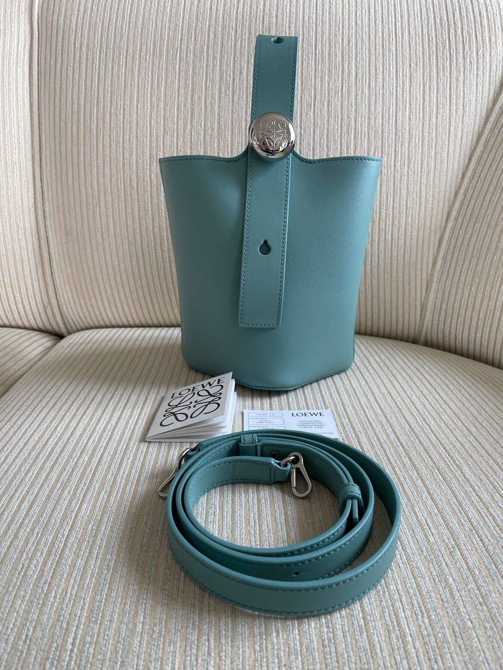 Loewe Taschen für Damen: LOEWE PEBBLE BUCKET MINI (WATER) – Neu (gemäss Beschreibung) aus Zürich von